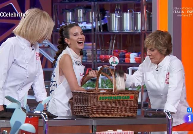 Laura Londoño, acompañada de Bibiana Fernández y Anabel Alonso, 'roba' ingredientes de la cesta de Jorge Cadaval.