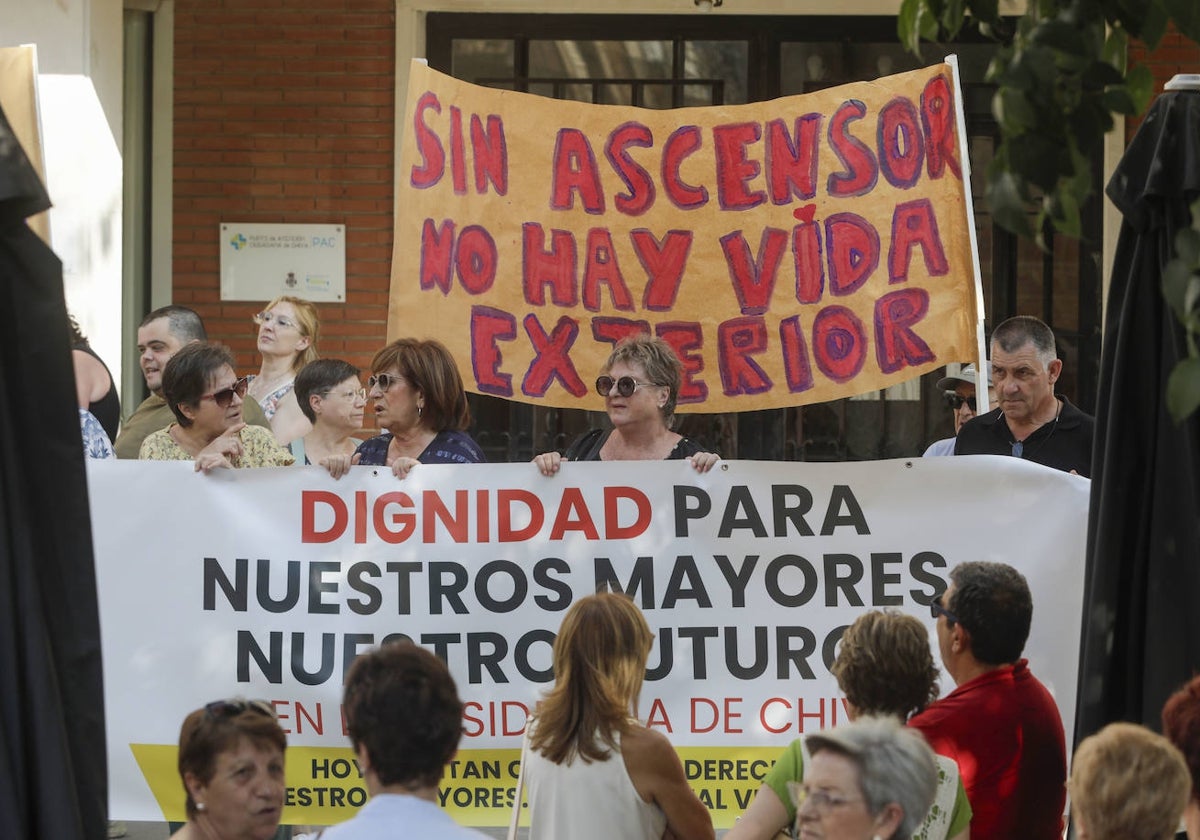 Manifestación en protesta por las malas condiciones de una residencia.