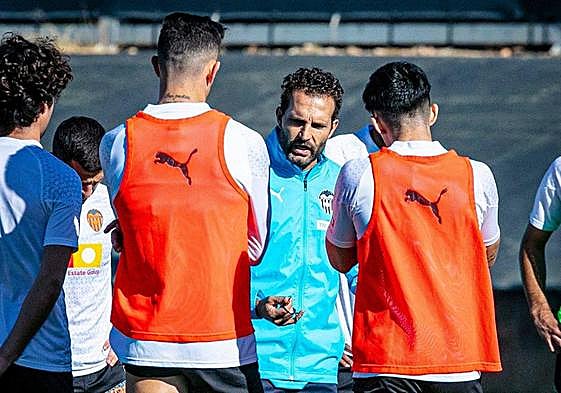 Baraja, dando instrucciones.