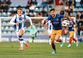 Dani Gómez corre hacia un balón dividido con Álex Pastor.