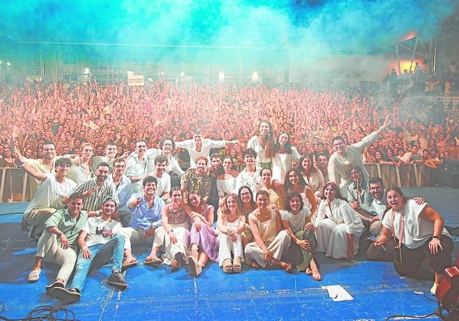 Grupo Hakuna valenciano y público en el auditorio de Burjassot.