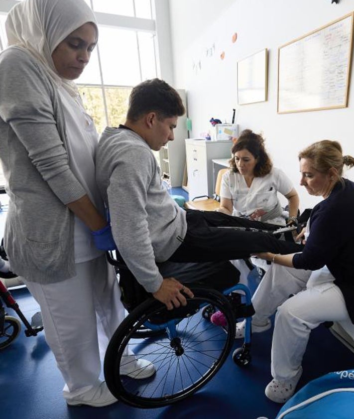 Imagen secundaria 2 - Tatay fue 'modelo' en una case para futuros fisioterapeutas, jugando a tenis adaptado y preparándose para una sesión con los bitutores.