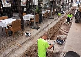 Dos operarios trabajan en las obras de la calle San Vicente.