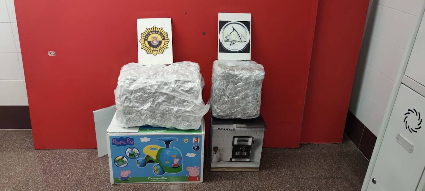 Los fardos de marihuana descubiertos en el autobús.