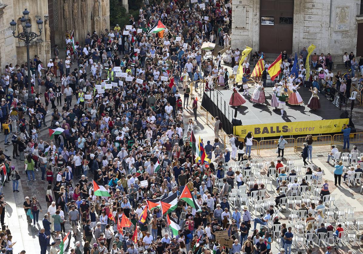 La manifestación pasa junto al escenario de los balls al carrer, este domingo.