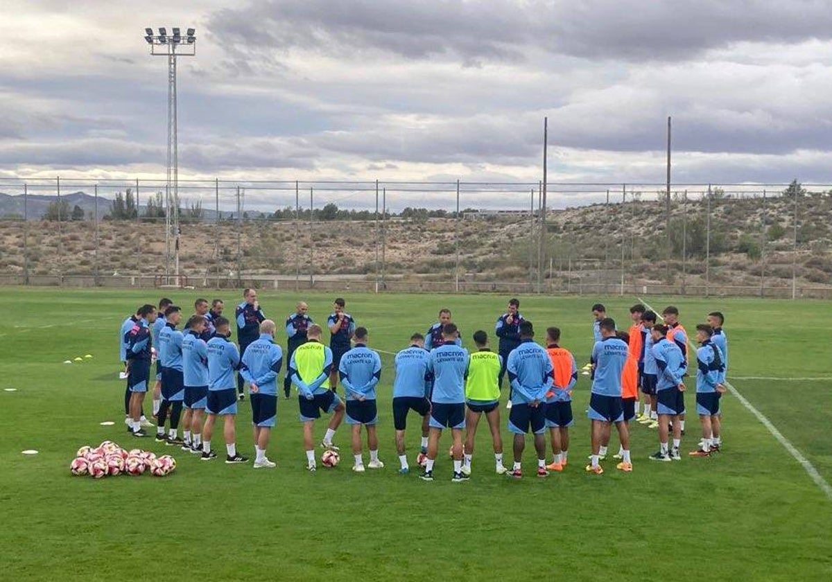 La plantilla granota, este domingo en la ciudad deportiva del Zaragoza para preparar el duelo ante el Varea.