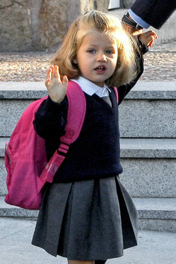 La princesa Leonor, vestida con el uniforme y una mochila rosa a la espalda, el 15 de septiembre de 2008, asiste a su primer día de clase en el Colegio Santa María de los Rosales, el mismo centro donde estudió su padre.