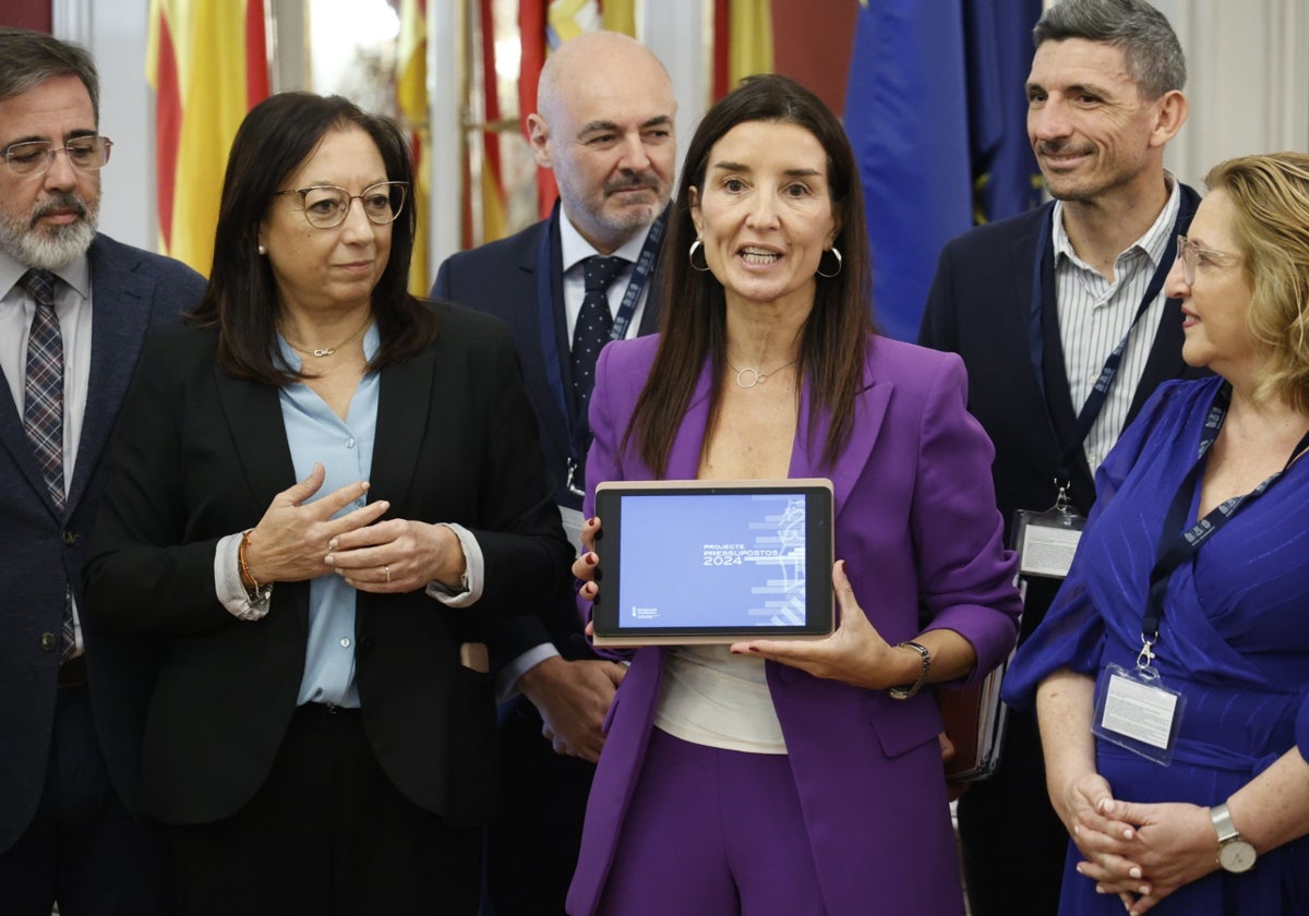 Ruth Merino y la presidenta de Les Corts, Llanos Massó, este lunes.