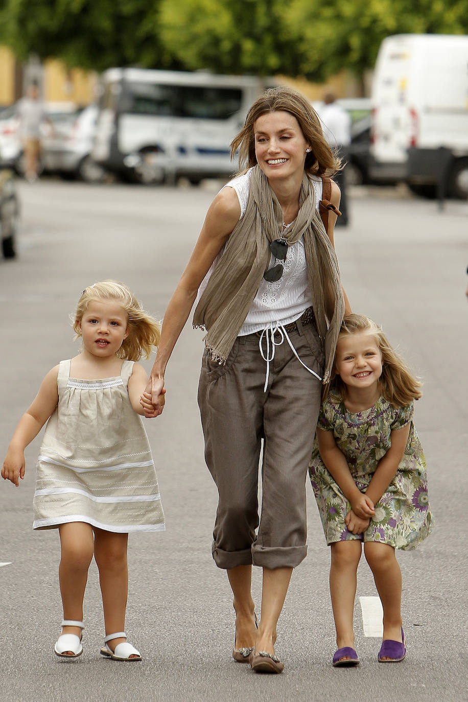 La princesa Leonor, junto a su hermana la infanta Sofía (i) y su madre la reina Letizia, el 3 de agosto de 2010, a su llegada al Club Náutico de Palma de Mallorca, donde se disputa la Copa del Rey de Vela. 