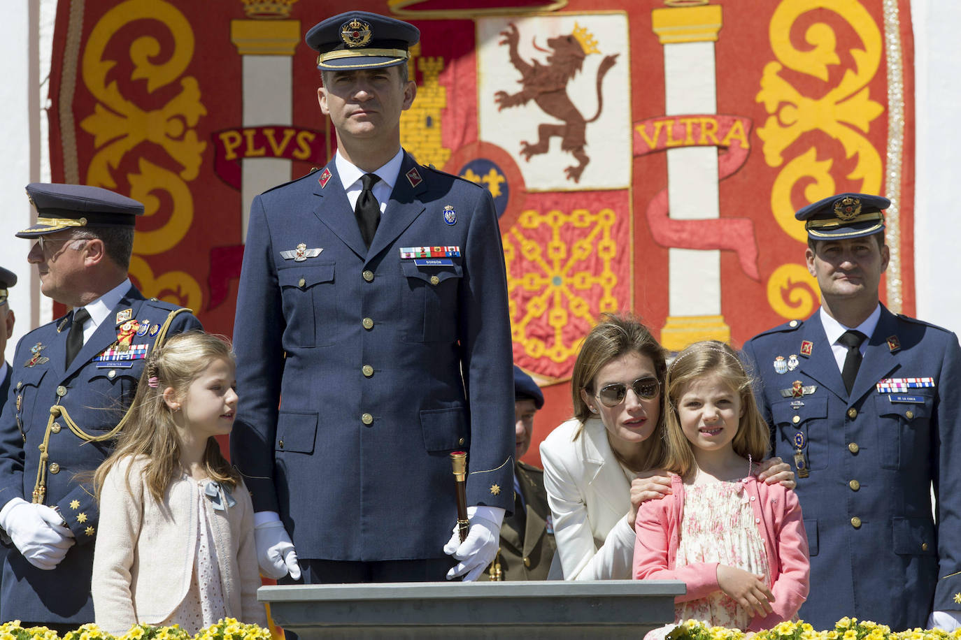 La princesa Leonor, junto a los Reyes y su hermana, la infanta Sofía (d), el 2 de mayo de 2014, en su primer acto oficial en la base aérea de San Javier (Murcia).