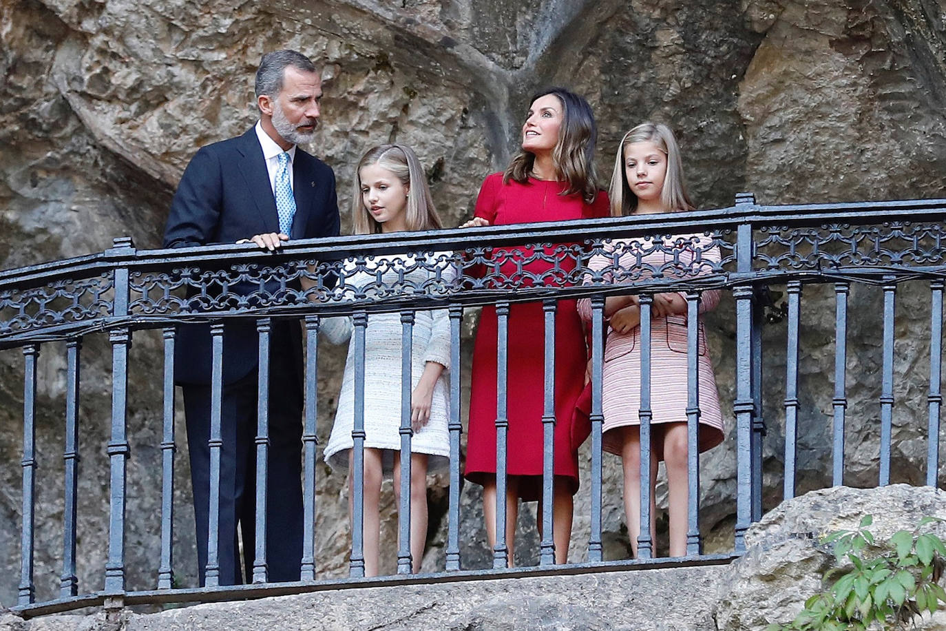 La princesa Leonor, acompañada por sus padres, los Reyes, y su hermana Sofía (d), el 8 de septiembre de 2018, en la Santa Cueva de Covadonga donde asistieron a la conmemoración del centenario de la coronación de la Virgen de Covadonga, durante su primer viaje oficial de la princesa que tuvo como destino Asturias y que se hizo coincidir con las conmemoraciones de la fundación del reino asturiano, la coronación de la Virgen de Covadonga y la creación del primer parque nacional. 