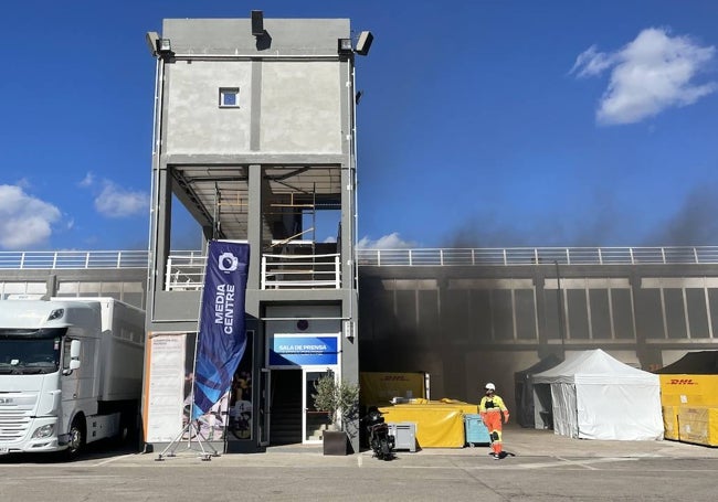 El incendio de una batería en uno de los boxes fue todo un desafío para la organización.