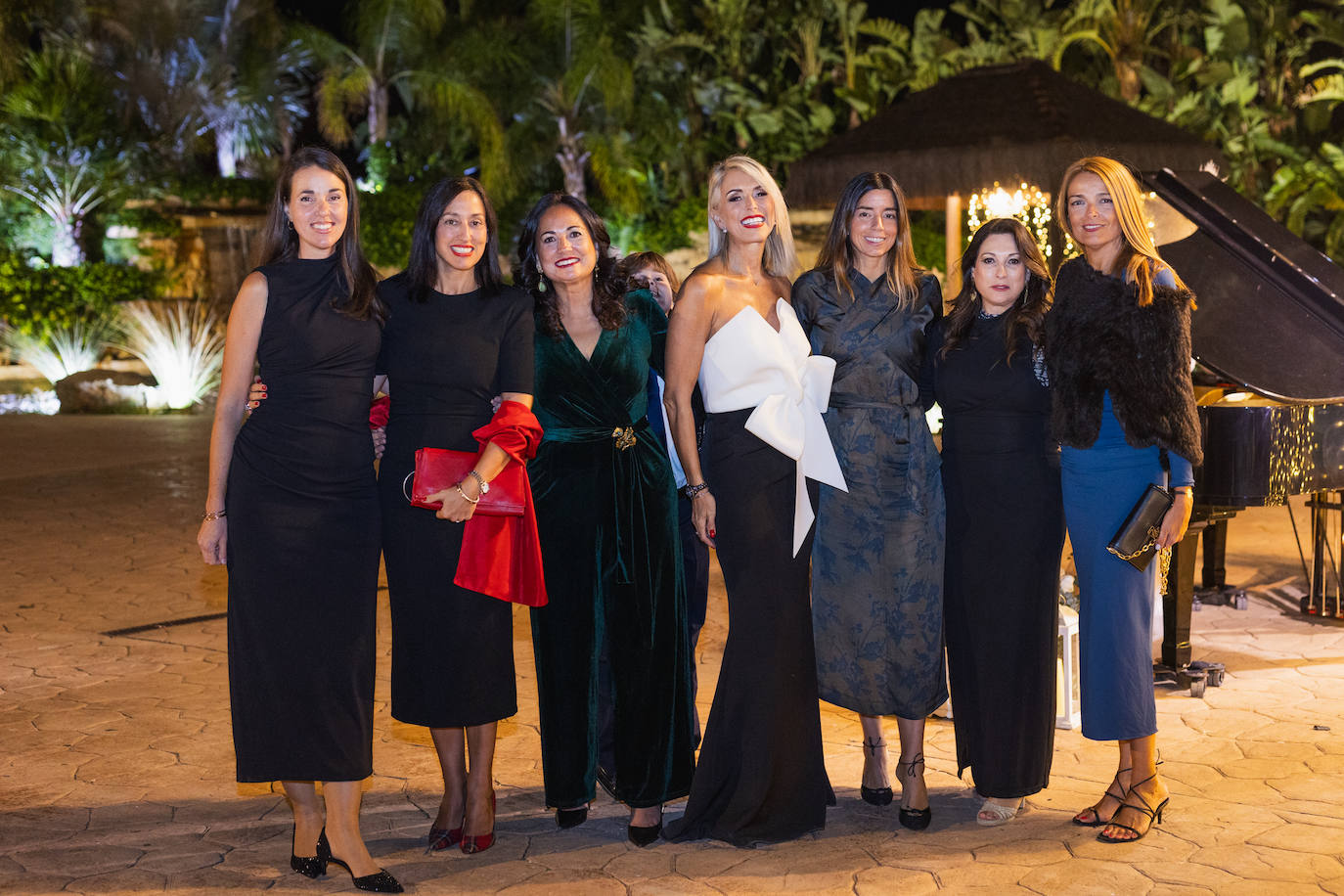 La madre de Paola Frías, Sonia Baselga, con un diseño largo en blanco y negro, escote corazón y un gran lazo. 