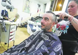 Paco Fernández se corta el pelo en el centro de estética que regenta su hermana en el barrio de Torrefiel.
