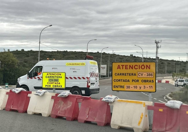 La carretera, cortada para acometer las obras.