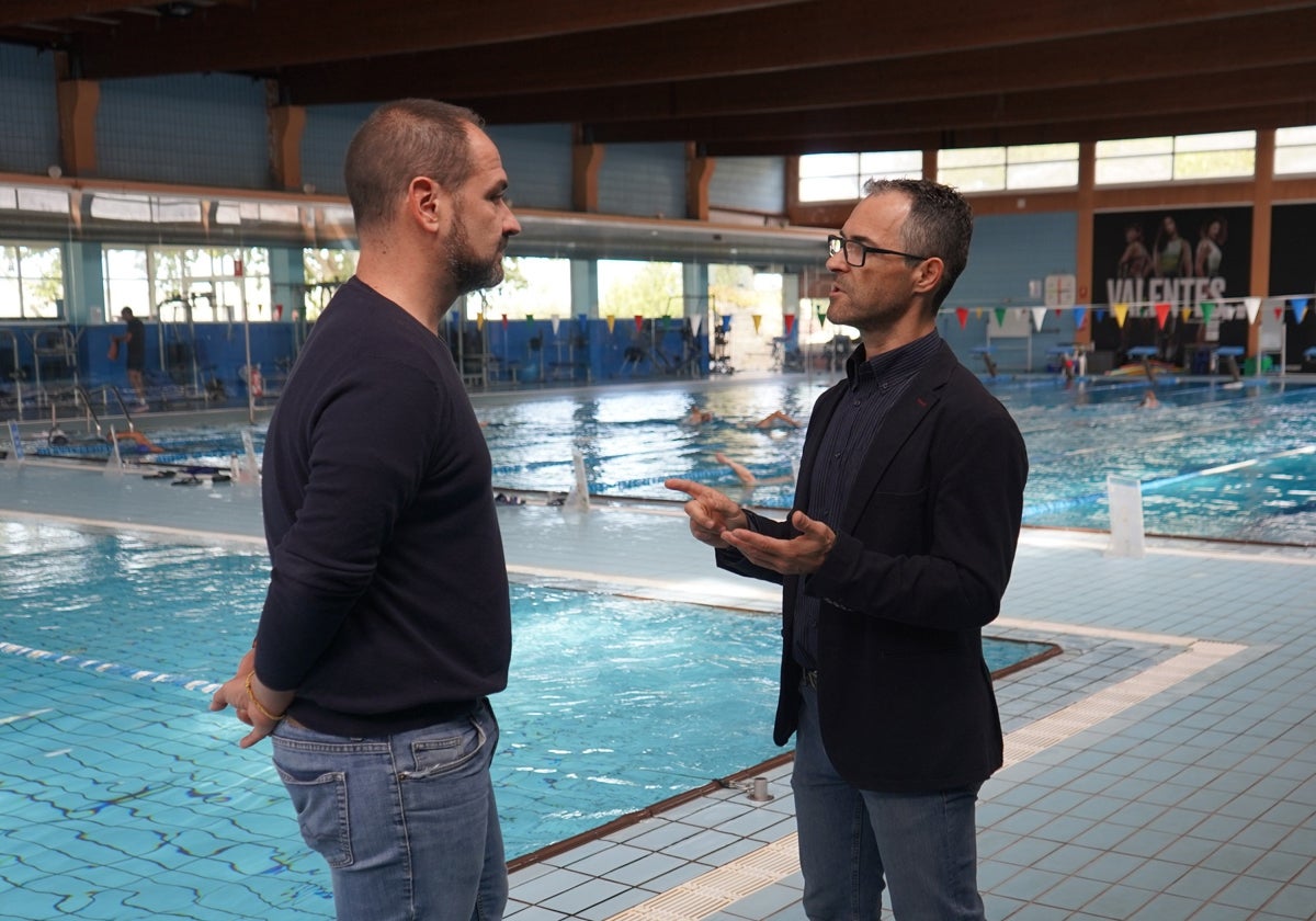 El concejal de Deportes y el director de la piscina de Ontinyent.