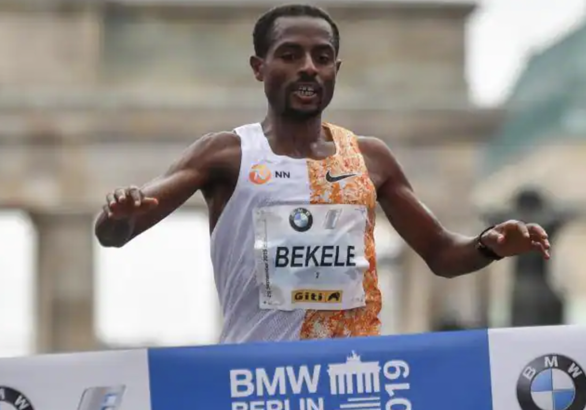 Bekele en la entrada del Maratón de Berlín en 2019.