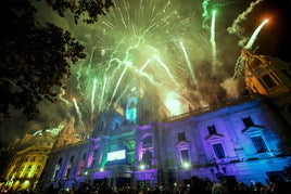 Celebración en la Plaza del Ayuntamiento de una Nochevieja, entre fuegos artificiales e iluminación.