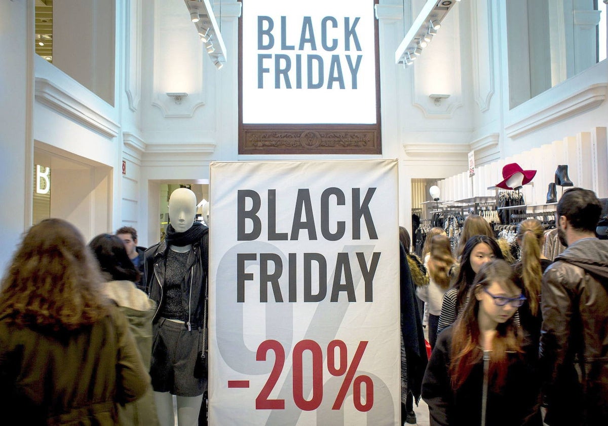 Escaparate de un comercio con un cartel del Black Friday.