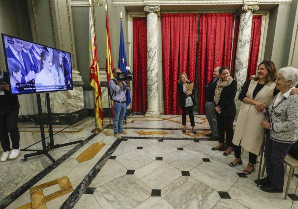 La alcaldesa junto a los asistentes que han acudido a ver la jura de la Constitución de la Princesa al Ayuntamiento.