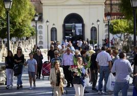 Familiares acuden al cementerio municipal de Valencia a dejar flores.