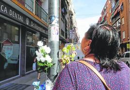 Una mujer observa el altar dedicado a la víctima del apuñalamiento en la calle Padre Viñas.