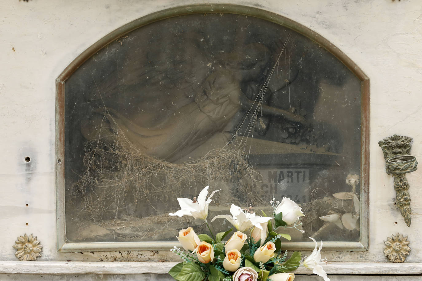 Masiva afluencia al cementerio de Valencia por Todos los Santos