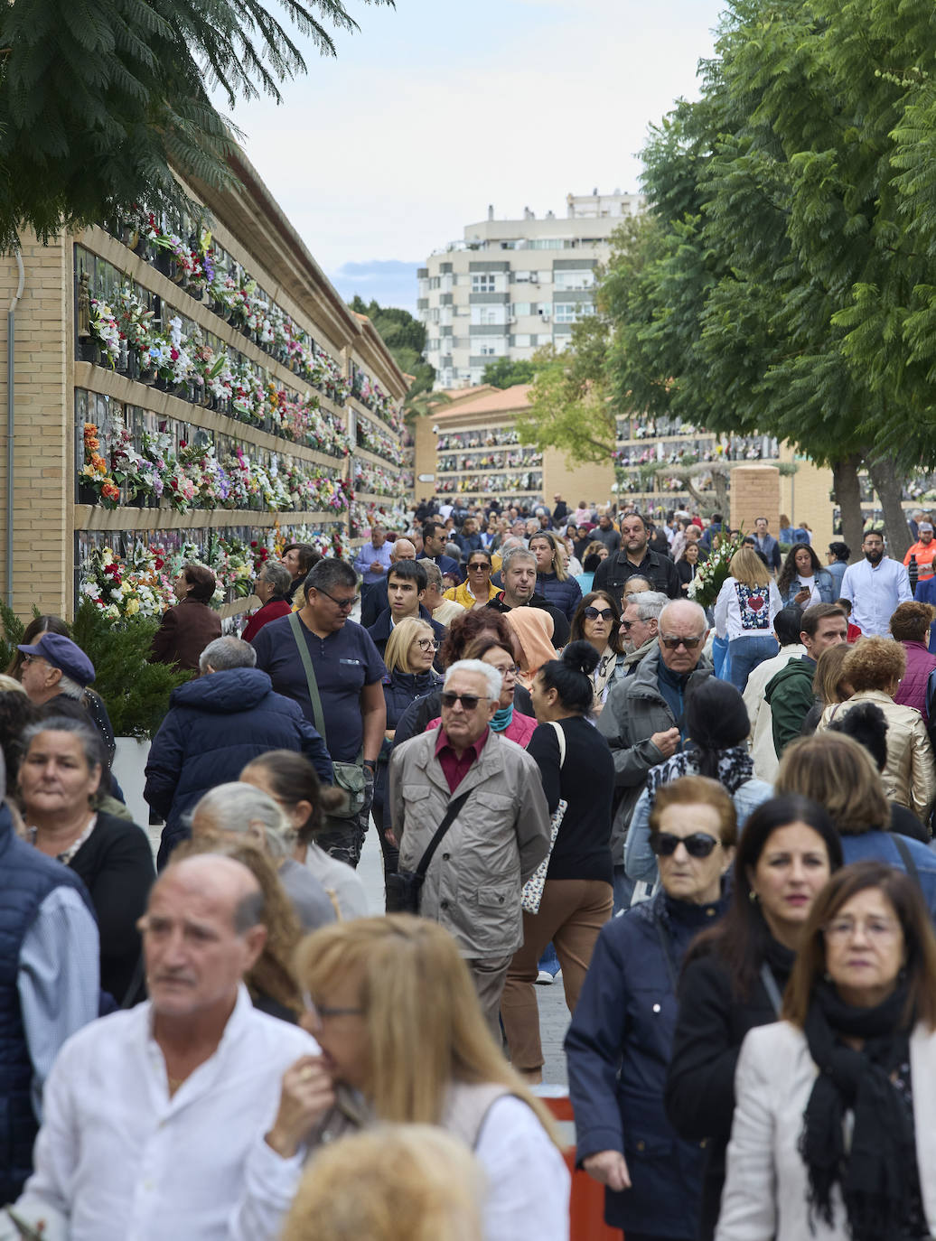 Masiva afluencia al cementerio de Valencia por Todos los Santos