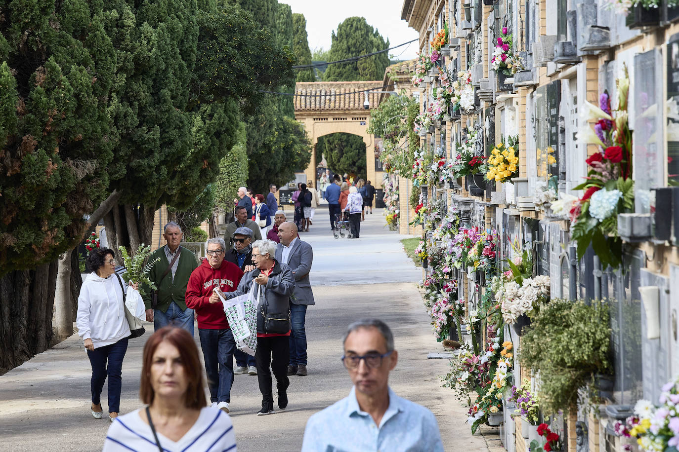 Masiva afluencia al cementerio de Valencia por Todos los Santos