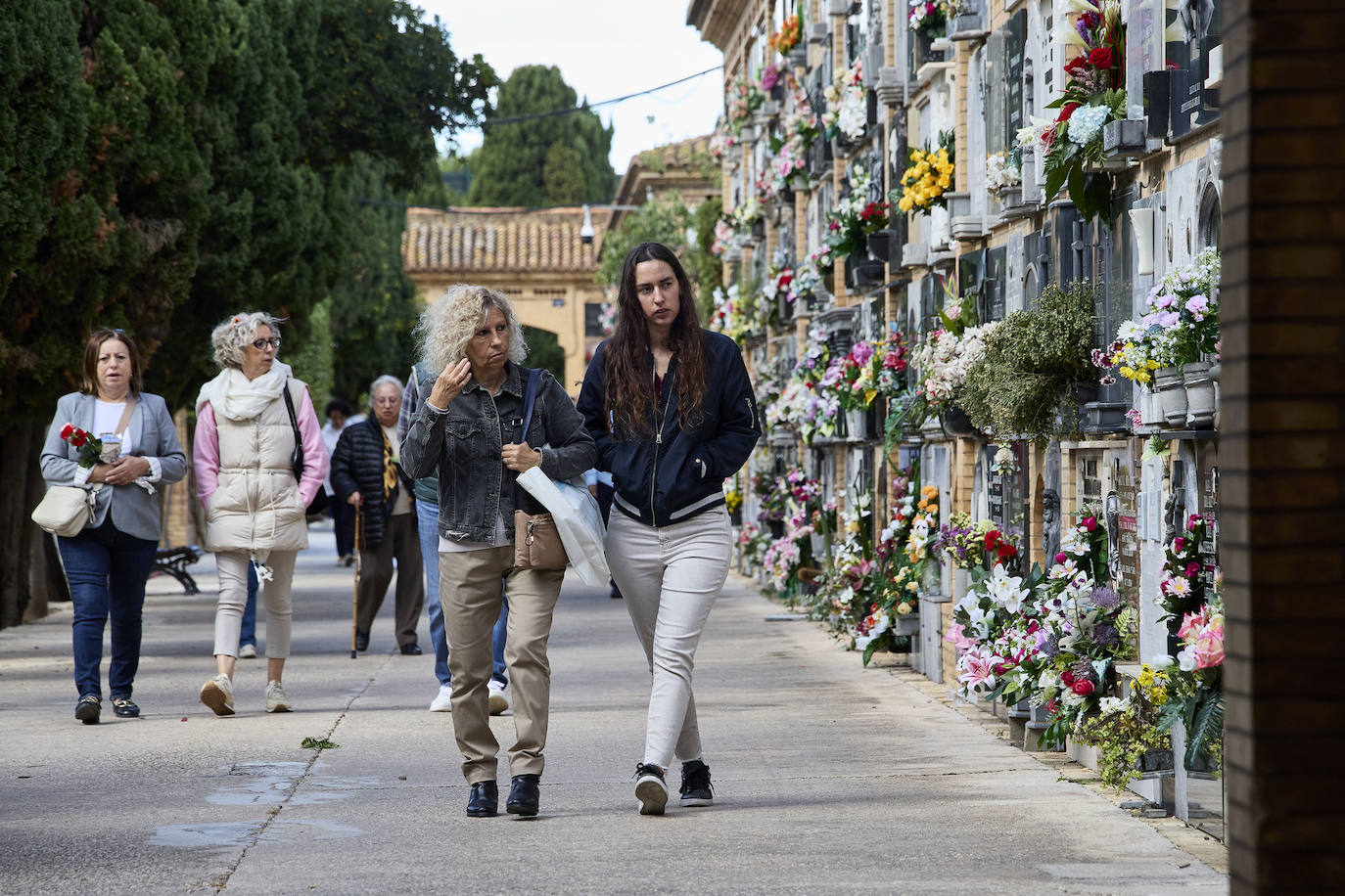 Masiva afluencia al cementerio de Valencia por Todos los Santos