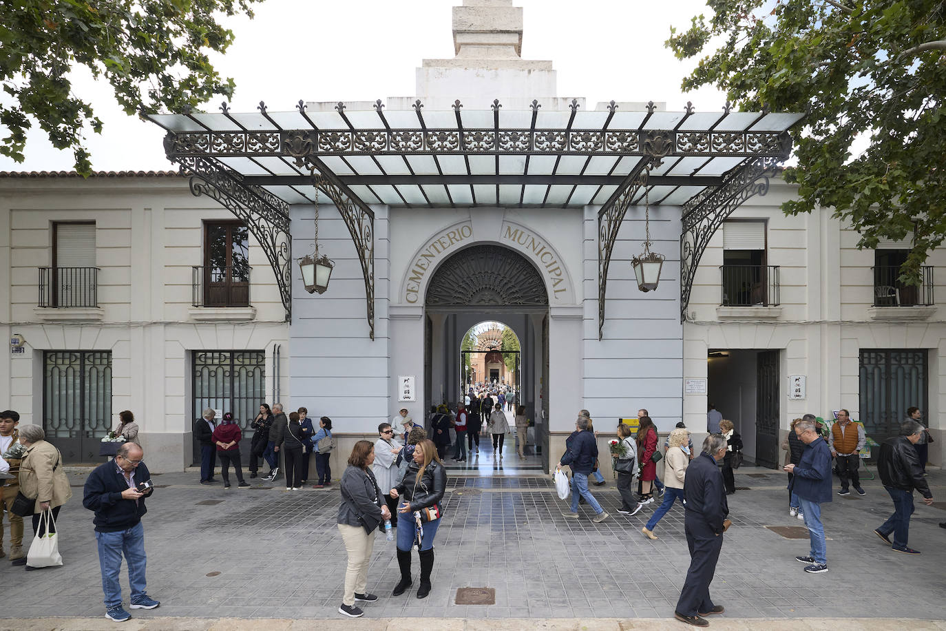 Masiva afluencia al cementerio de Valencia por Todos los Santos