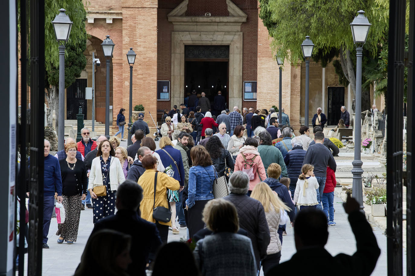 Masiva afluencia al cementerio de Valencia por Todos los Santos