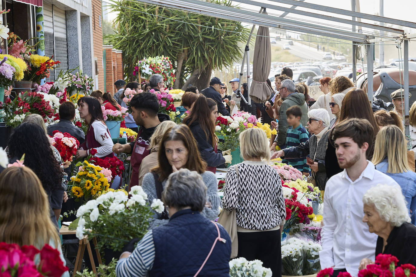 Masiva afluencia al cementerio de Valencia por Todos los Santos