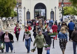 Masiva afluencia al cementerio de Valencia por Todos los Santos