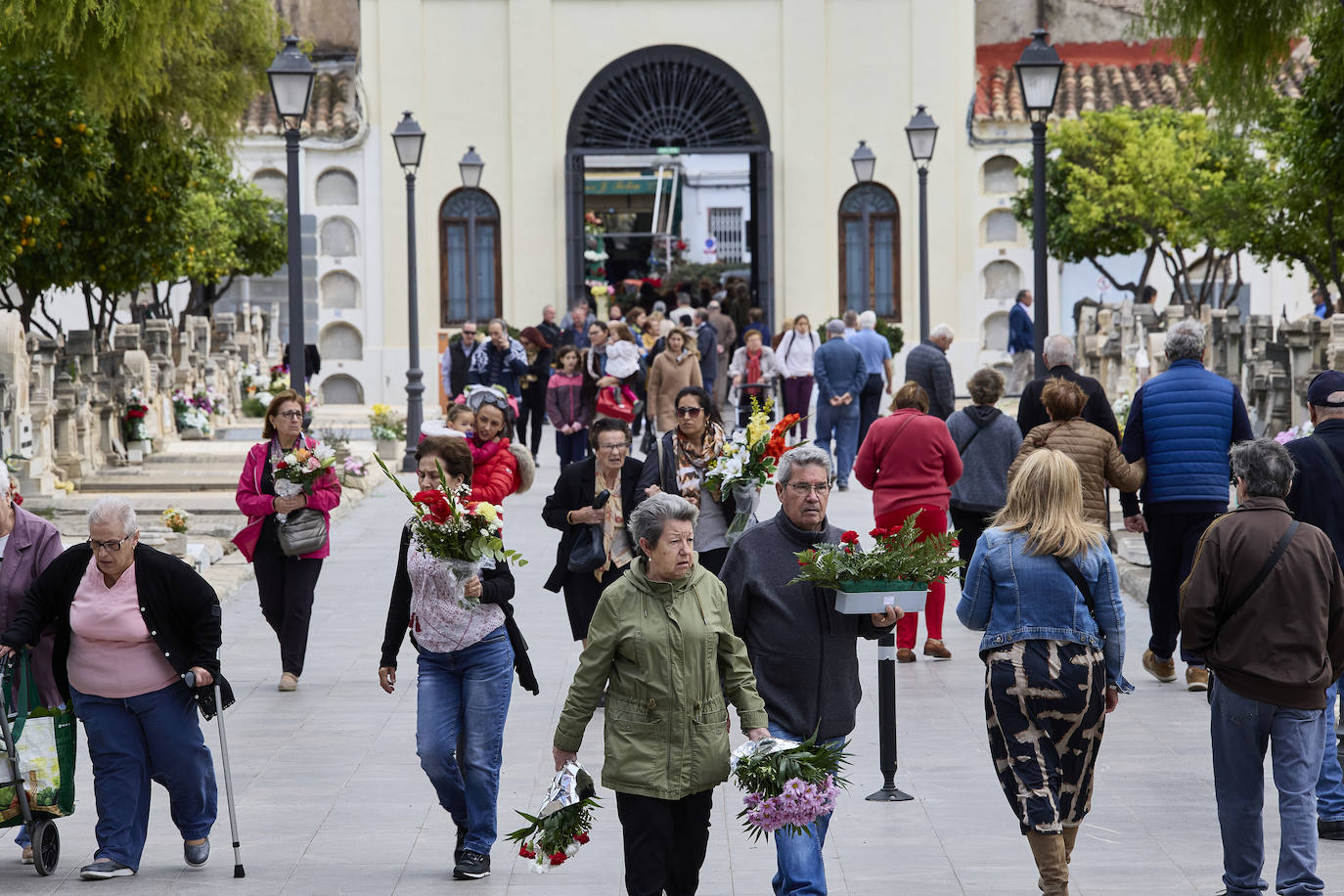 Masiva afluencia al cementerio de Valencia por Todos los Santos