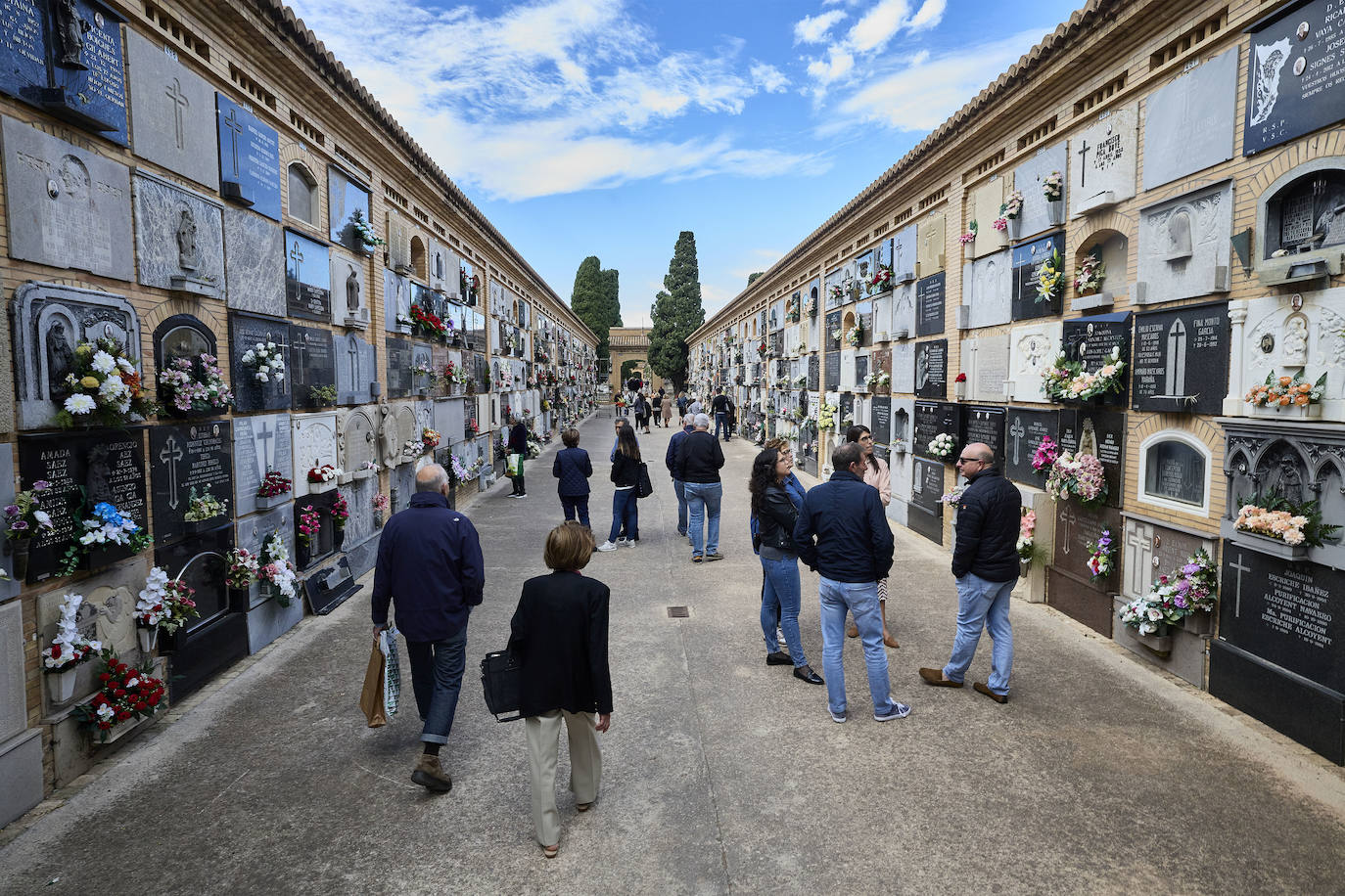 Masiva afluencia al cementerio de Valencia por Todos los Santos