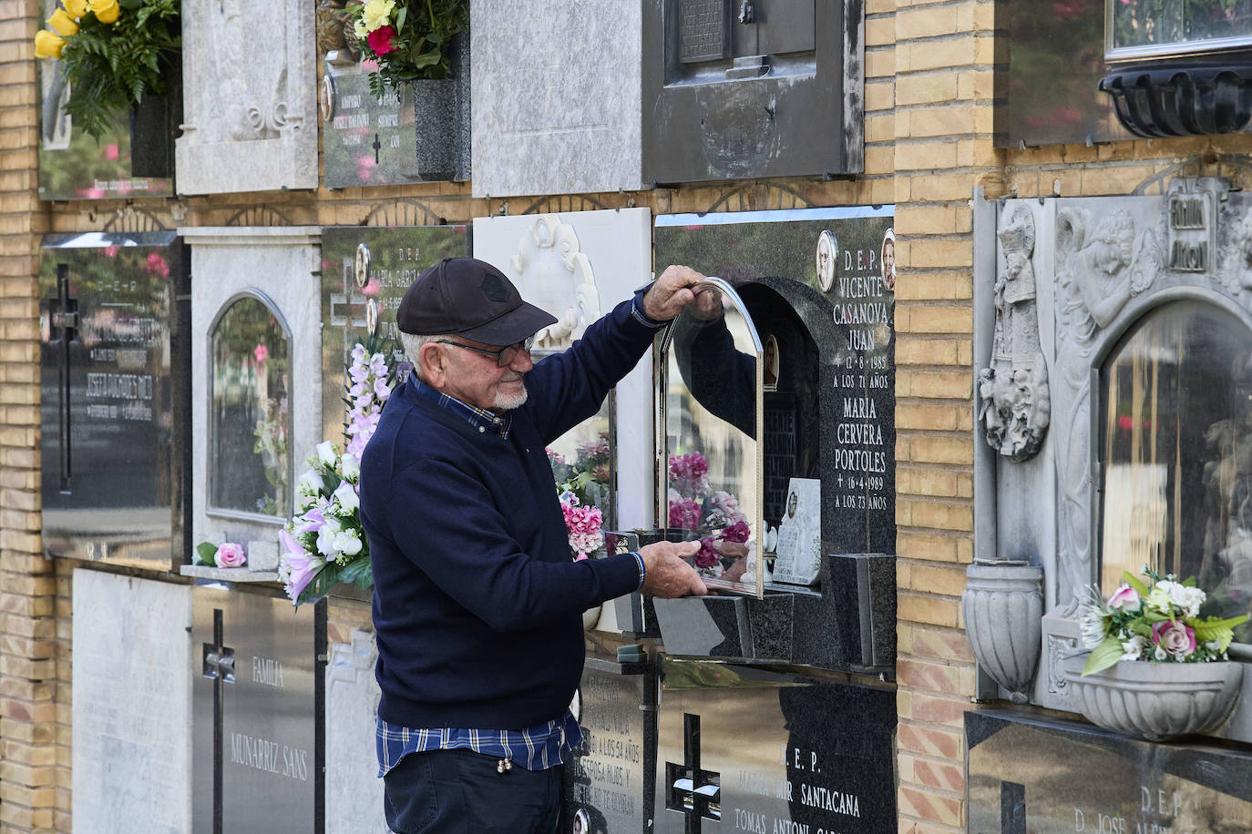 Masiva afluencia al cementerio de Valencia por Todos los Santos