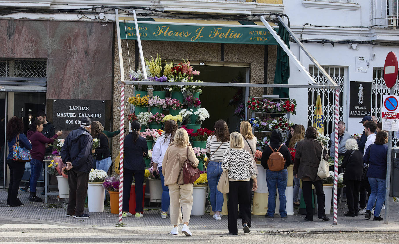 Masiva afluencia al cementerio de Valencia por Todos los Santos