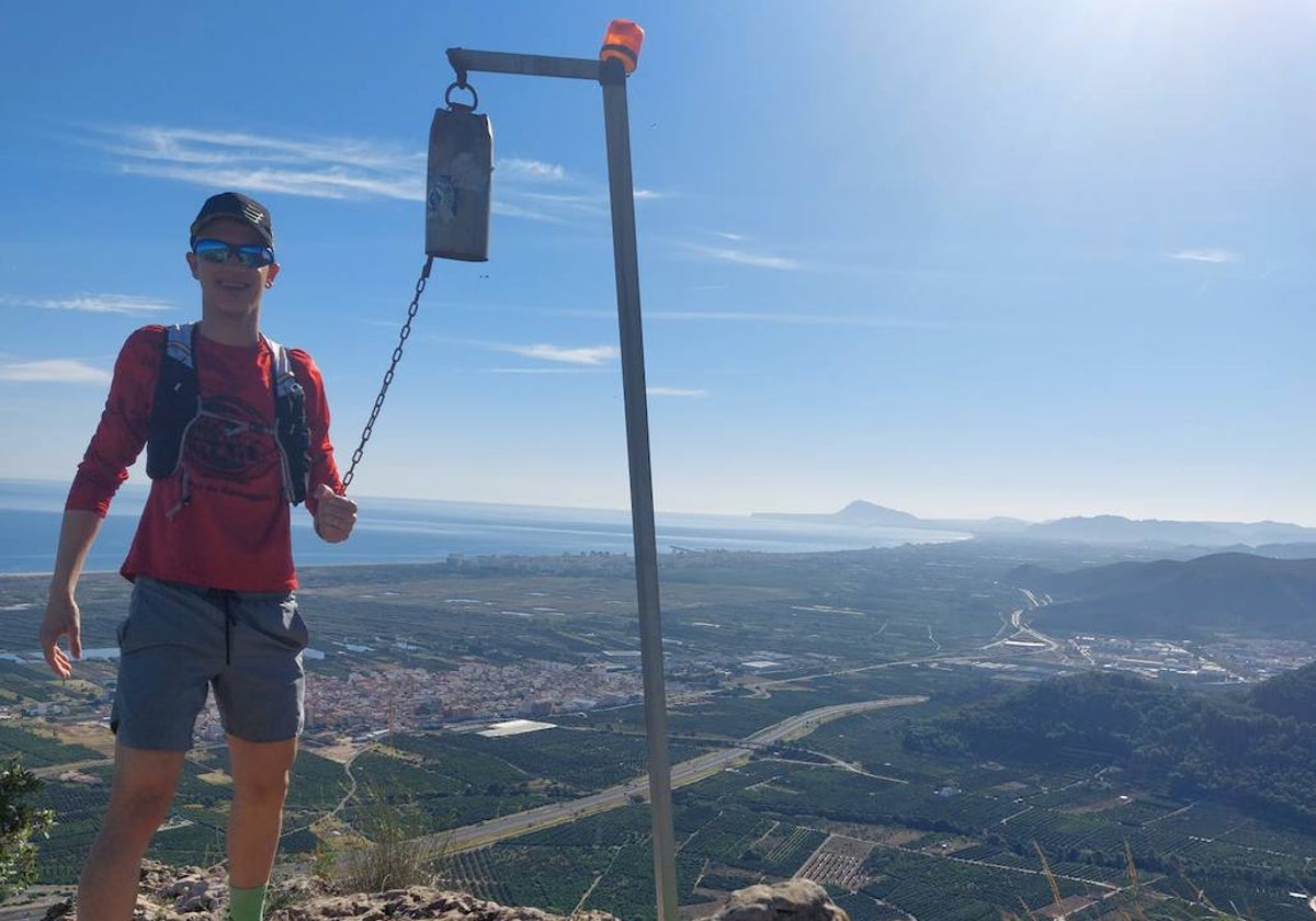 Un corredor cumple con la tradición de hacer sonar el cencerro de l'Esquellot de Xeraco.