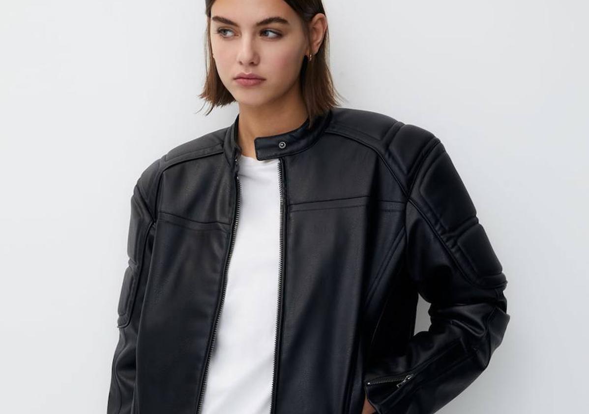 Imagen principal - Arriba, biker de Stradivarius efecto piel, por 45,99. A la izquierda, cazadora de Isabel Marant, a la venta por 2.790 euros. A la derecha, biker de piel de Mango, por 199 euros.