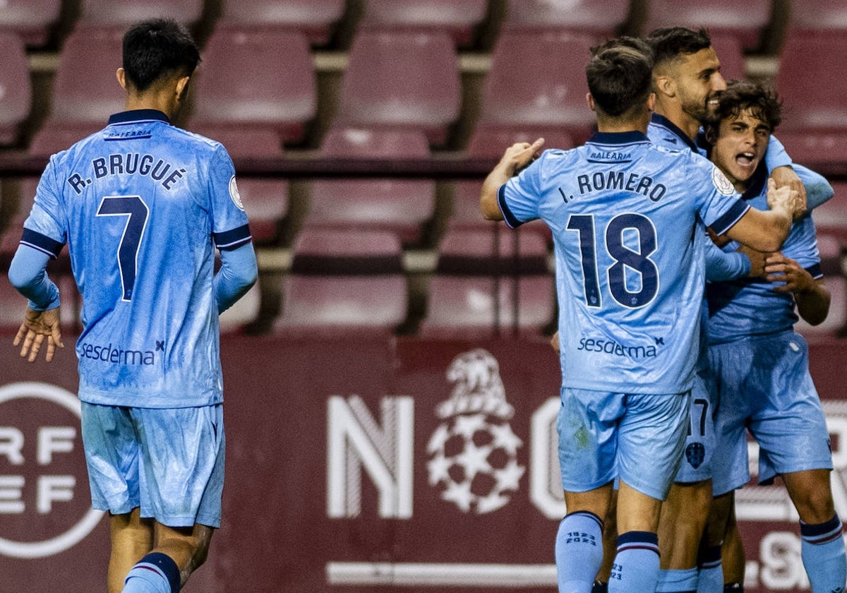 Los futbolistas granotas celebran uno de los goles contra el Varea.