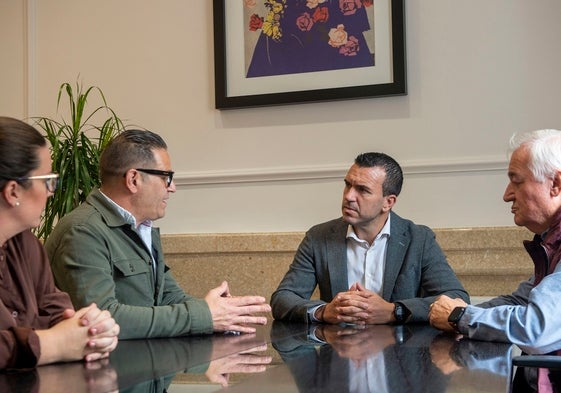 Vicent  Mompó con el alcalde José Cabanes.