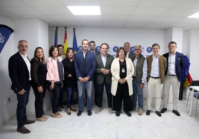 El secetario general del PPCV con representantes populares de la Marina Alta.