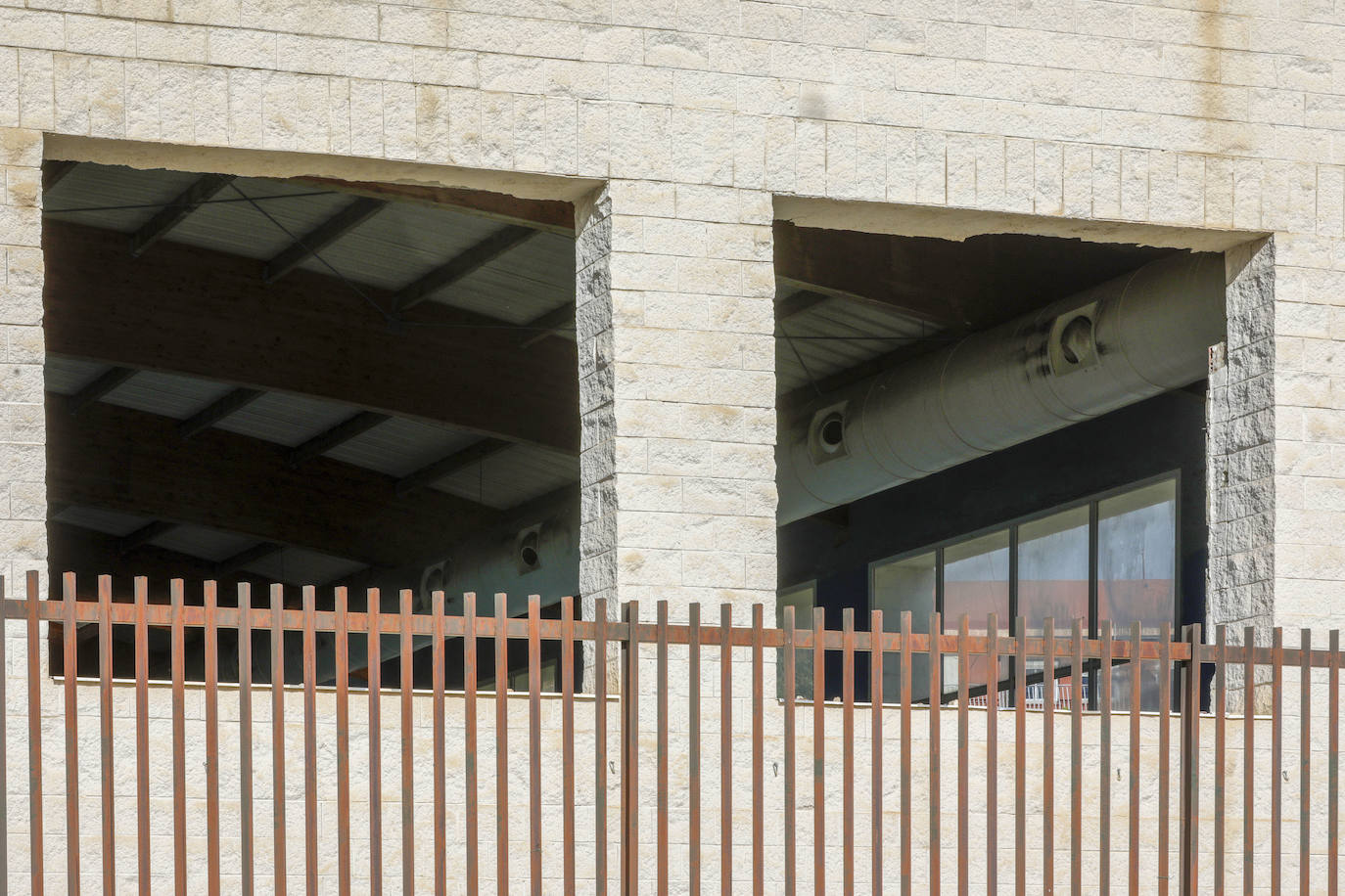 Desalojan la piscina cubierta de Benimamet por la caída de parte del muro con cristales