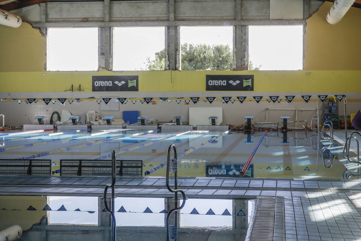 Desalojan la piscina cubierta de Benimamet por la caída de parte del muro con cristales