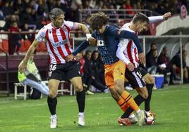 Hugo González, presionado ante el Logroñés.