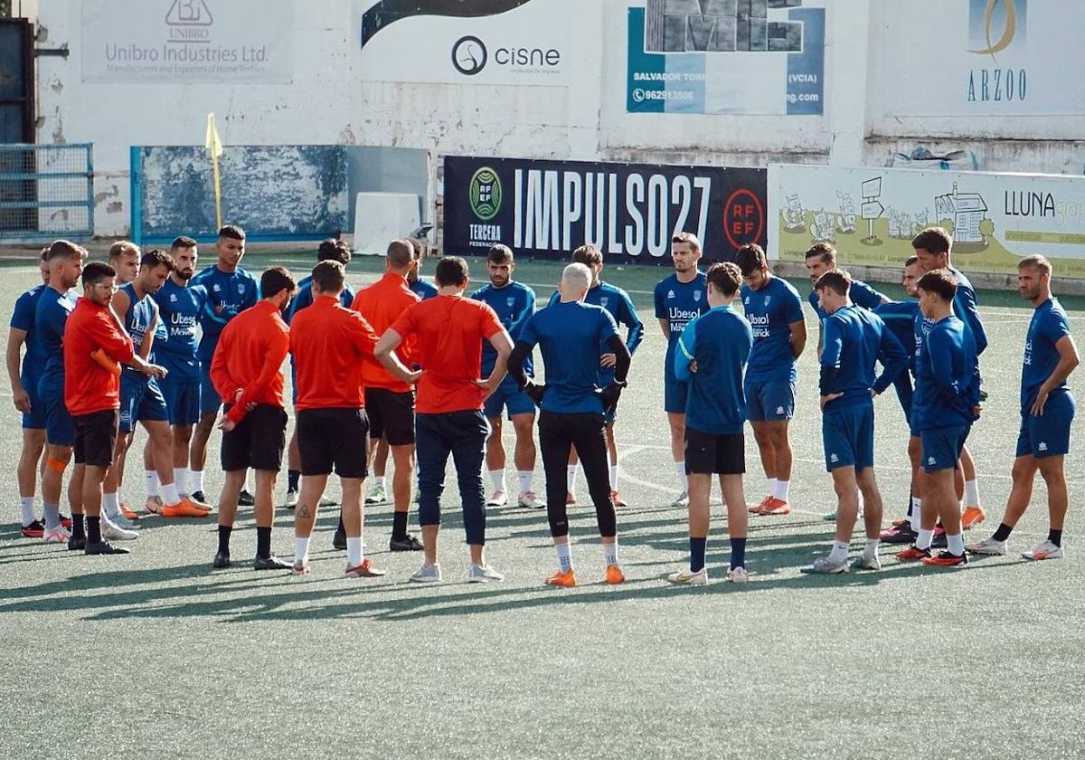 Los jugadores del Atzeneta, en un entrenamiento.