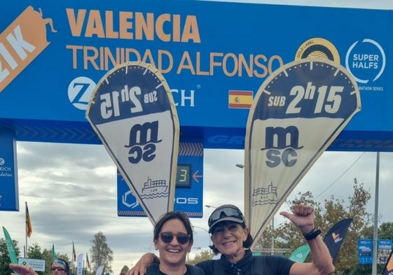 Mariela Donadío, junto a su compañera Maite, tras el Medio Maratón de Valencia.