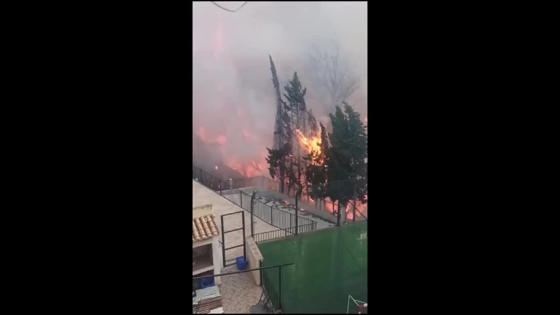 Terrateig, desalojado por un incendio en el Barranco La Font