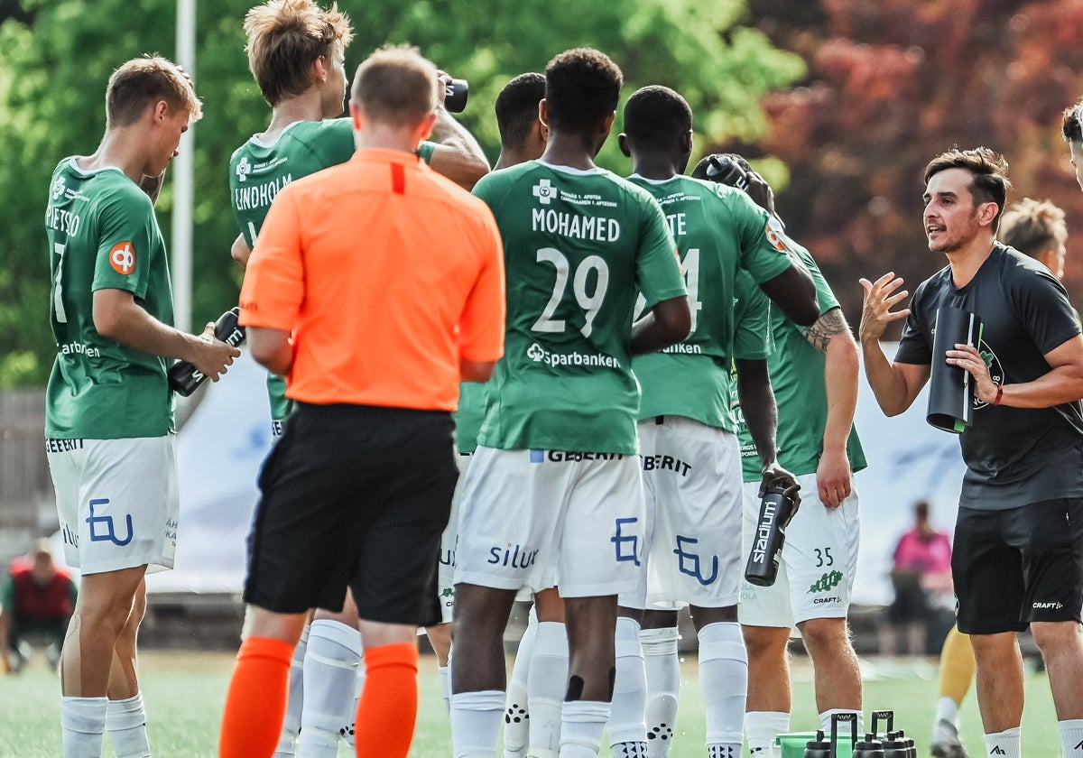 Daniel Bolufer, de negro, da instrucciones a los jugadores del Ekenäs.